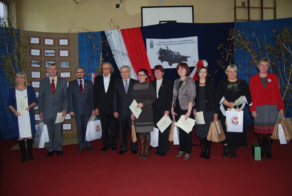 Dyrektorzy i nauczyciele-laureaci konkursu: Antonina Dzikowska (dyr. Zespołu Szkół w Nowym Sączu), Tadeusz Kozioł (dyr. Gimnazjum w Zaczarniu), Adam Jabłonka (dyr. SP w Kalinowie), dyr. Janusz Moos i prof. Albin Głowacki wręczający dyplomy i nagrody, Mirosława Marszałek, Anna Góra i Ewa Nowacka (trzy nauczycielki z Gimnazjum w Grudziądzu), Anna Szuflińska (nauczycielka Gimn. w Szczecinie), Wanda Patuła (SP w Tarnowie), Mariola Wiater (nauczycielka SP w Kalinowie).